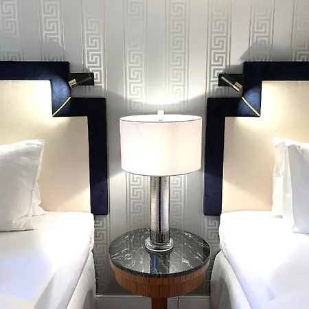 Mondrian Luxury & Old Town מלון דירות 5*