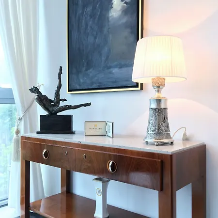 מלון דירות Mondrian Luxury & Old Town 5*