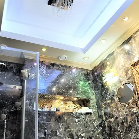 Mondrian Luxury & Old Town מלון דירות 5*